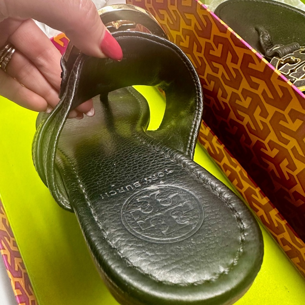 Tory Burch Black Leather Thong Sandals with Gold Logo - Picture 14 of 14